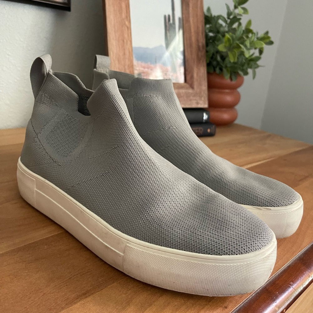 Cushionaire Size 9 women’s ankle high casual shoes